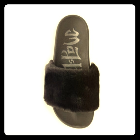 Shoes - 🎉 NEW Black Fur Sandals Slip On Size Flats Fun